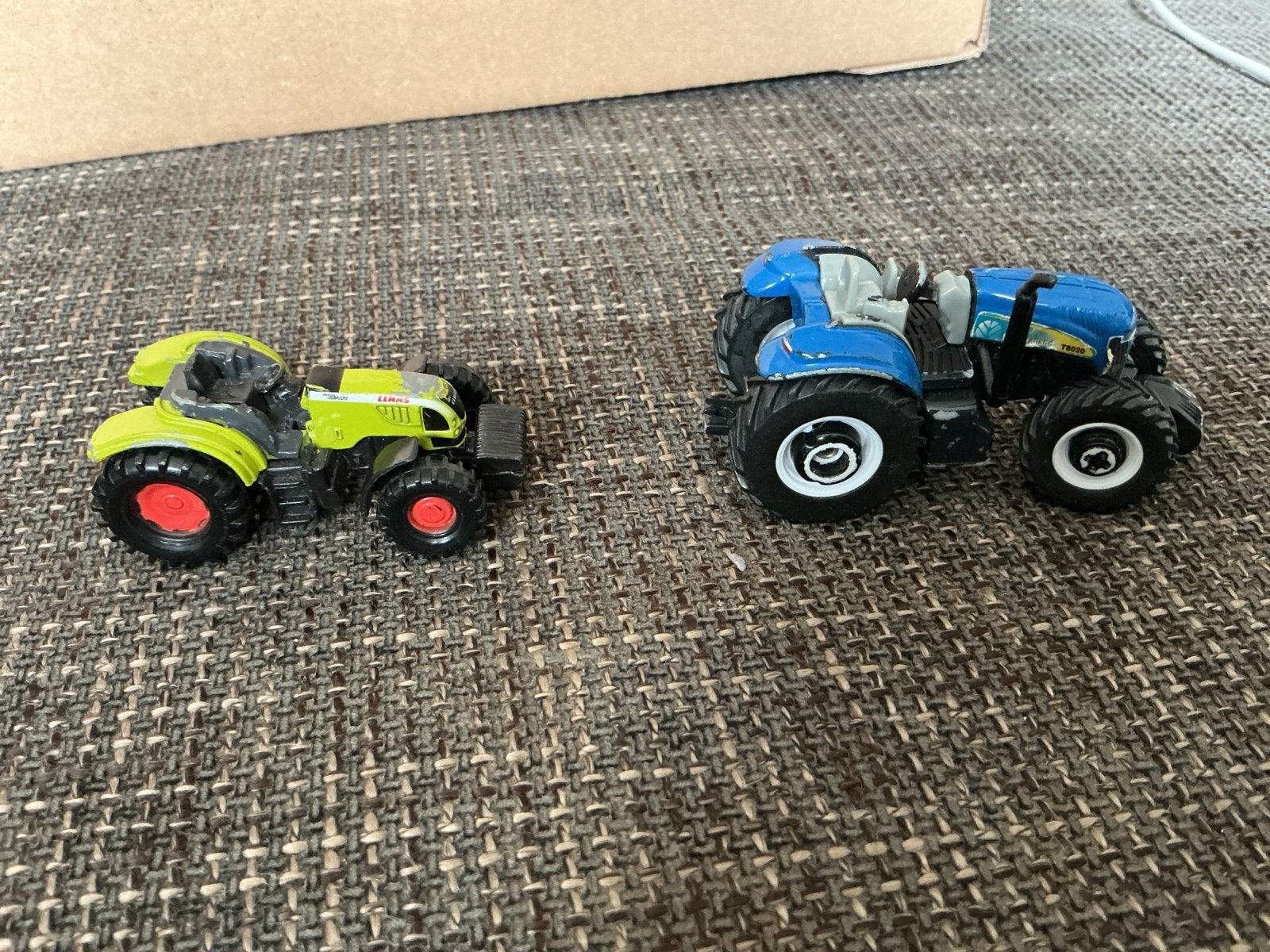 Set van 2 speelgoedtractoren: Claas en New Holland, Ophalen of Verzenden, Gebruikt