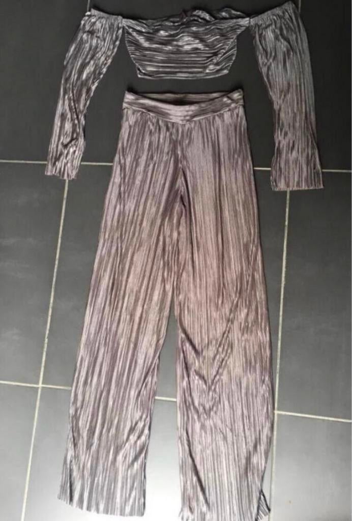 Prague Plissé Tweedelige Set: Off-shoulder Top & Broek, Maat 38/40 (M), Paars, Ophalen of Verzenden, Zo goed als nieuw