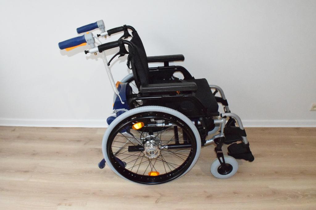 Elektrische rolstoel merk breezy basix 2, Diversen, Rolstoelen, Ophalen, Inklapbaar, Zo goed als nieuw, Elektrische rolstoel