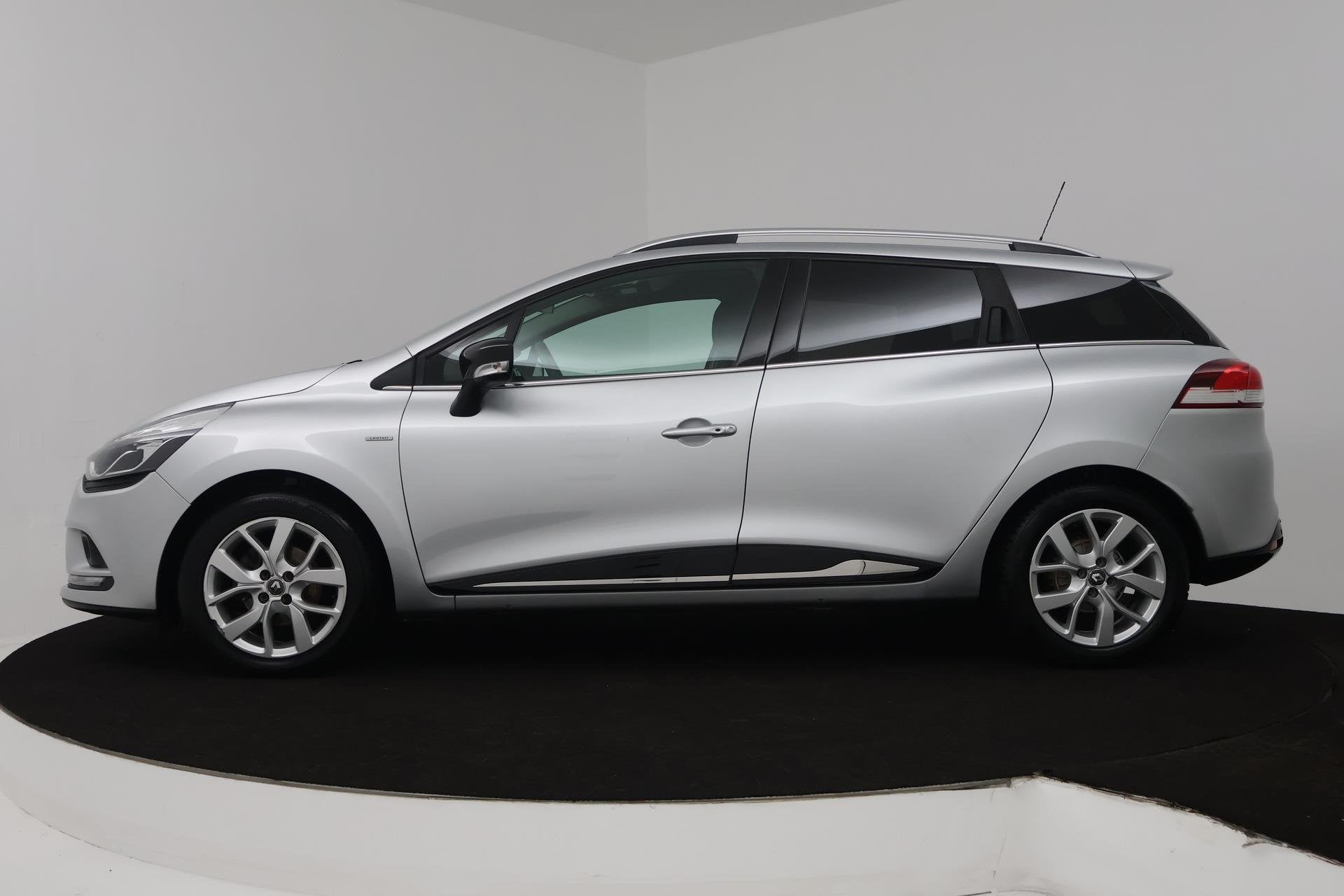 Renault Clio Estate 0.9 TCe Limited (TREKHAAK, NAVIGATIE, CA, Voorwielaandrijving, 898 cc, Stof, Gebruikt
