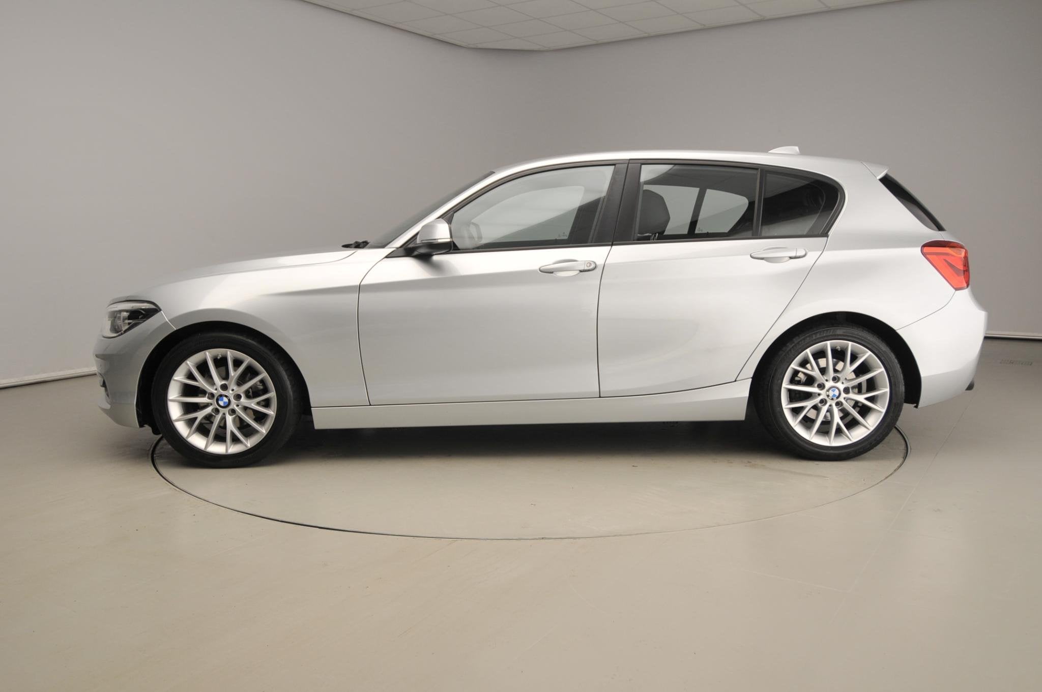 BMW 1 Serie 5-deurs 118i Automaat / Sportline / Trekhaak / C, Auto's, BMW, Gebruikt, Bedrijf, 650 kg, 3 cilinders