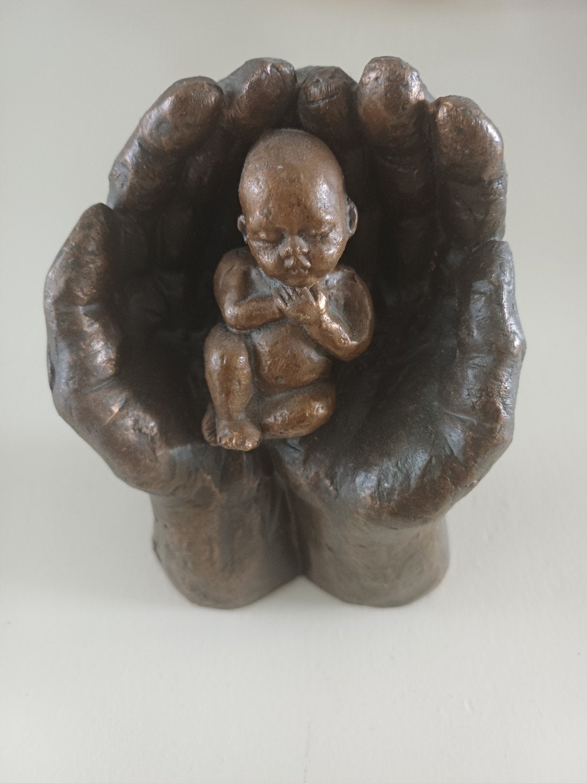 Gesigneerd beeldje: Baby in handen - Geert Kunen, Overige onderwerpen, Gemerkt, Minder dan 20 cm, Ophalen of Verzenden