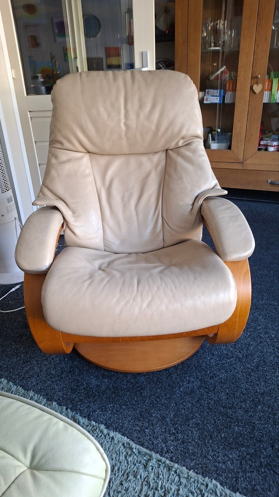 Comfortabele beige leren relaxfauteuil met houten onderstel, Huis en Inrichting, Ophalen, Modern, Comfortabel, Gebruikt, 75 tot 100 cm