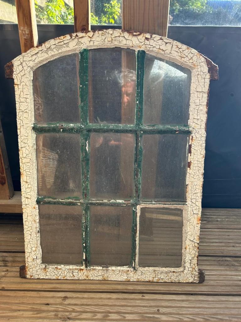 Decoratief nostalgisch gietijzeren stalraam, Ophalen