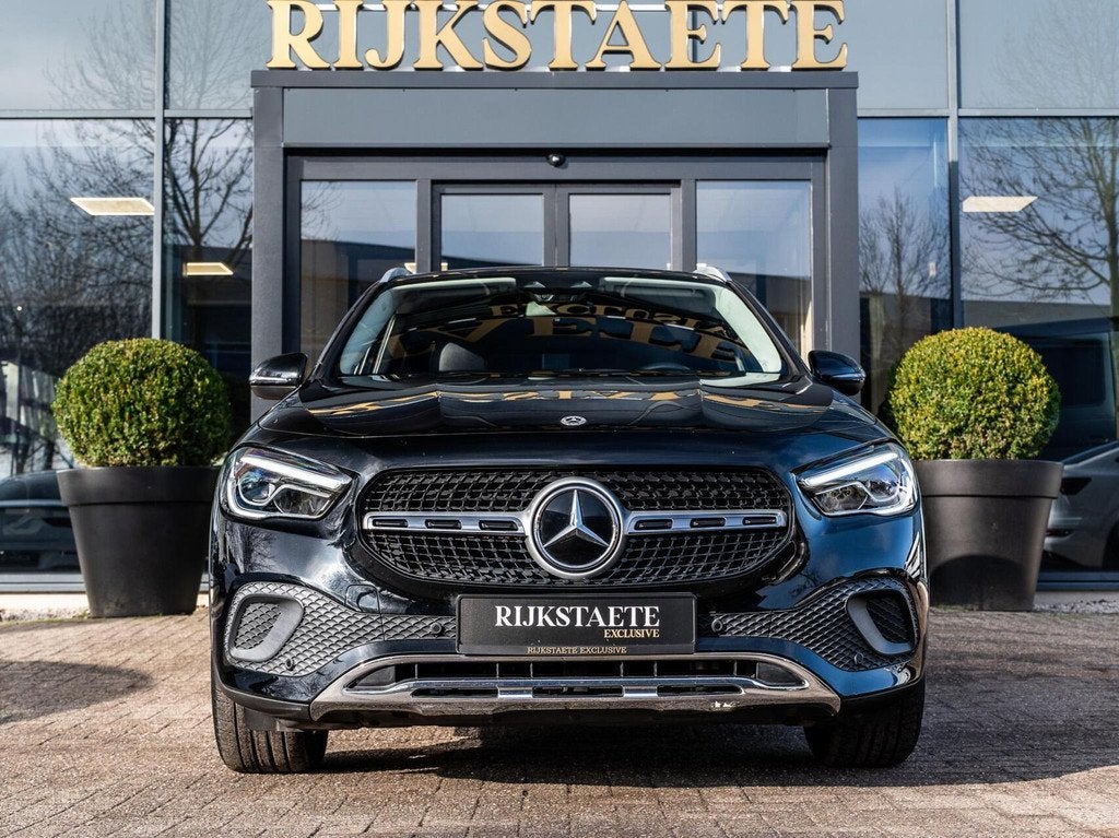 Mercedes GLA-klasse 200 AMG Line|ACC|STERRENHEMEL|SFEERVERL., Auto's, Mercedes-Benz, 15 km/l, 4 cilinders, Leder en Stof, Bedrijf