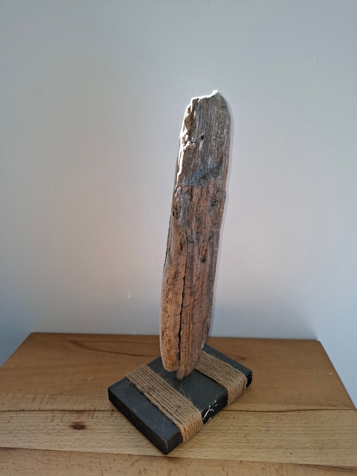 Unieke Houten Sculptuur op Sokkel - Abstracte Kunst, Ophalen of Verzenden, 20 - 50 cm, Beeld, Bruin