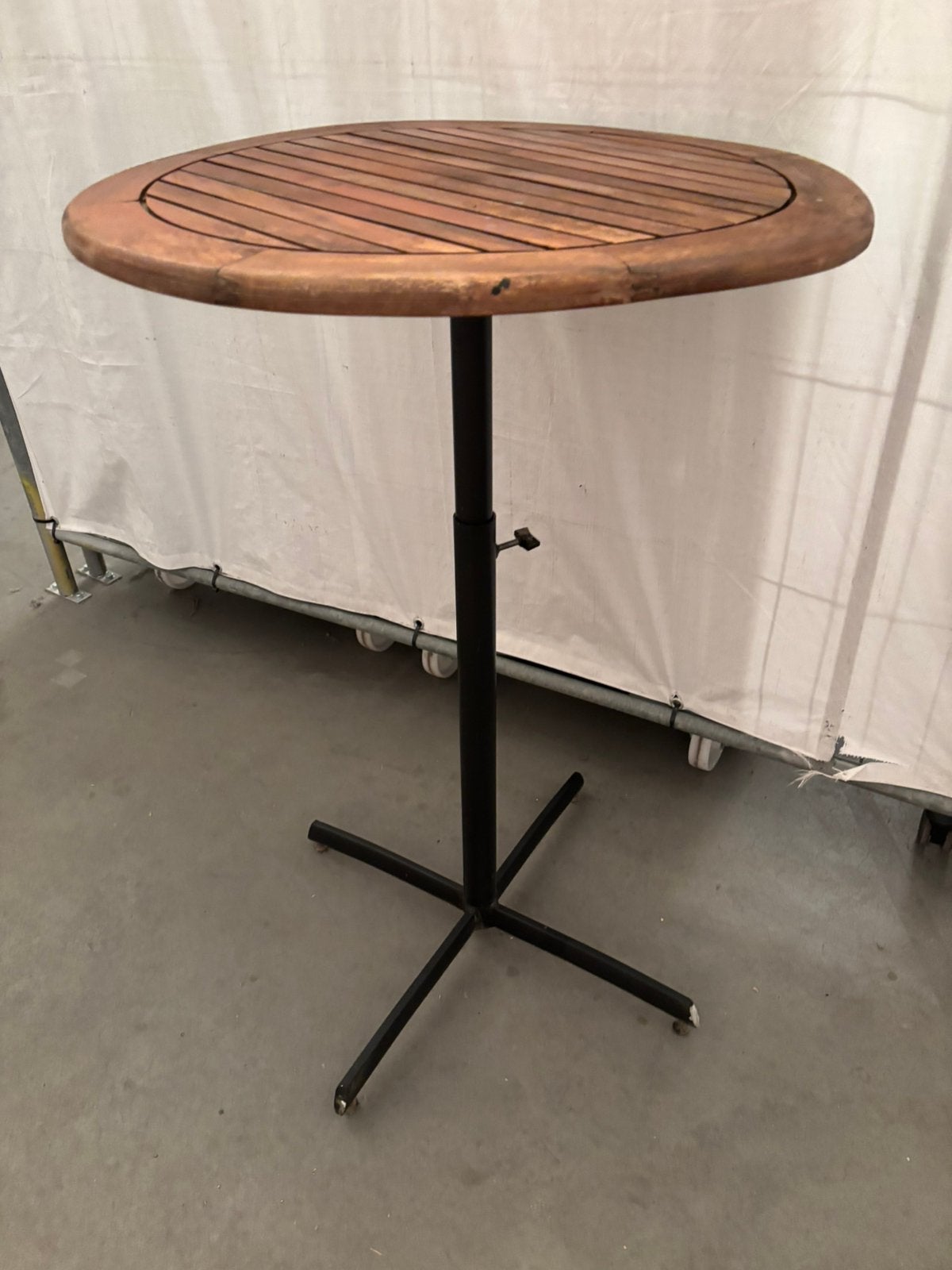 Statafel rond, Ophalen, Studio Larilo, In hoogte verstelbaar, Studiolarilo@gmail.com