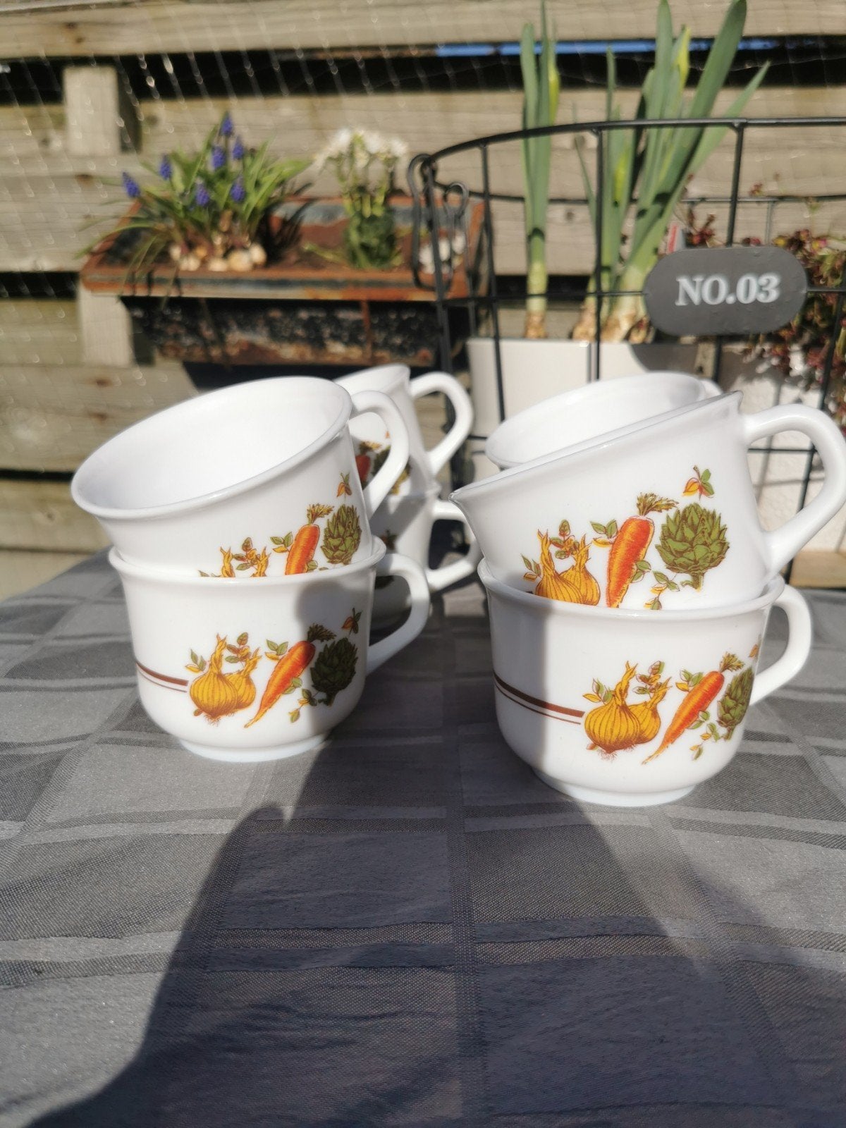 Set van 8 vintage Arcopal kopjes met groentemotief, Ophalen of Verzenden