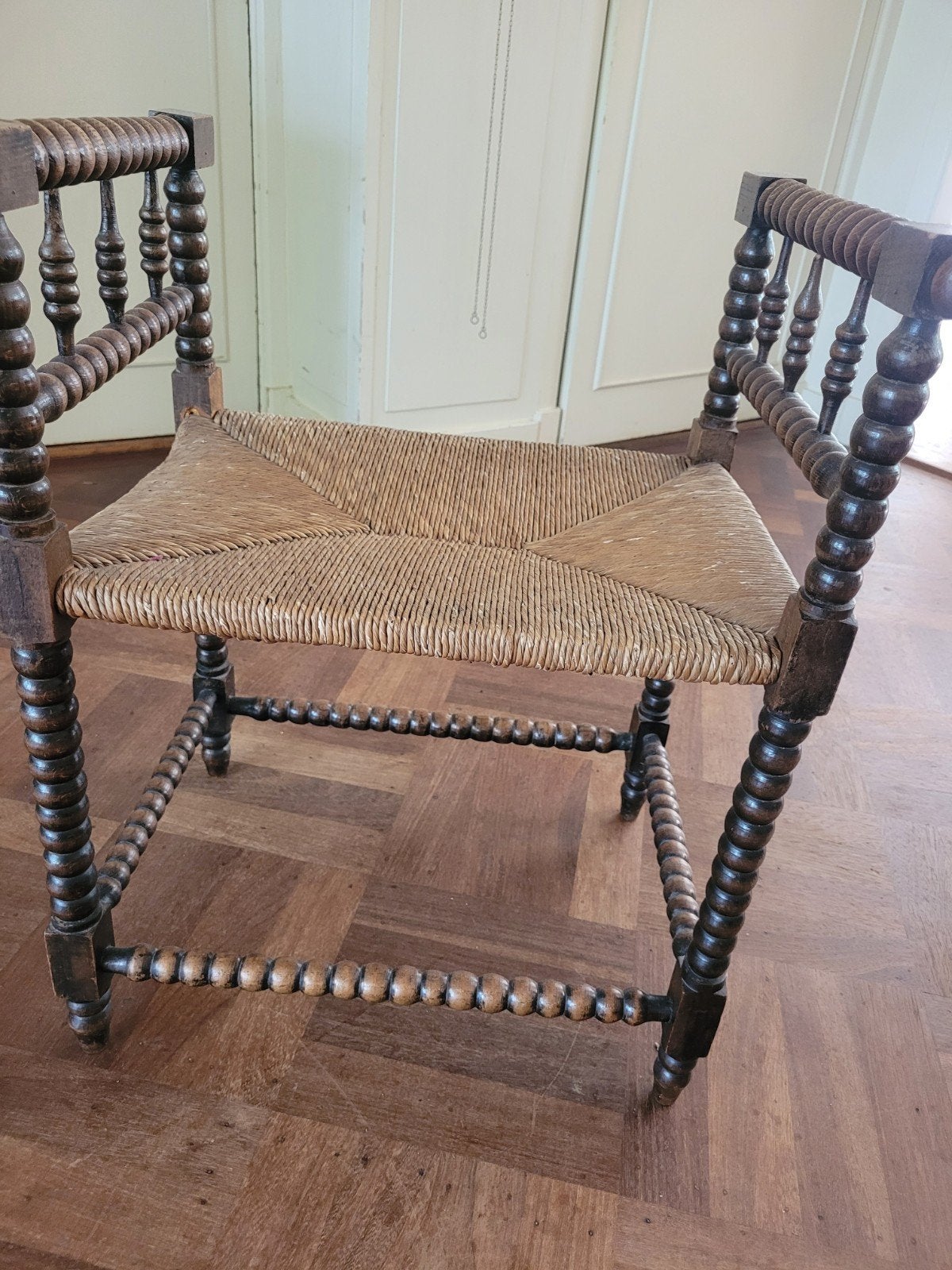 Antieke Spaanse bobbin stoel met biezen zitting, Antiek en Kunst, Ophalen of Verzenden