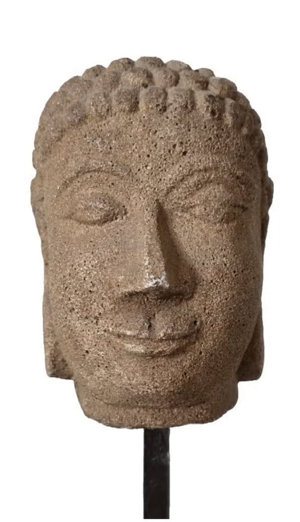 Boeddha hoofd in steen op standaard., Ophalen of Verzenden, Zo goed als nieuw, Steen/keramiek, 35 cm