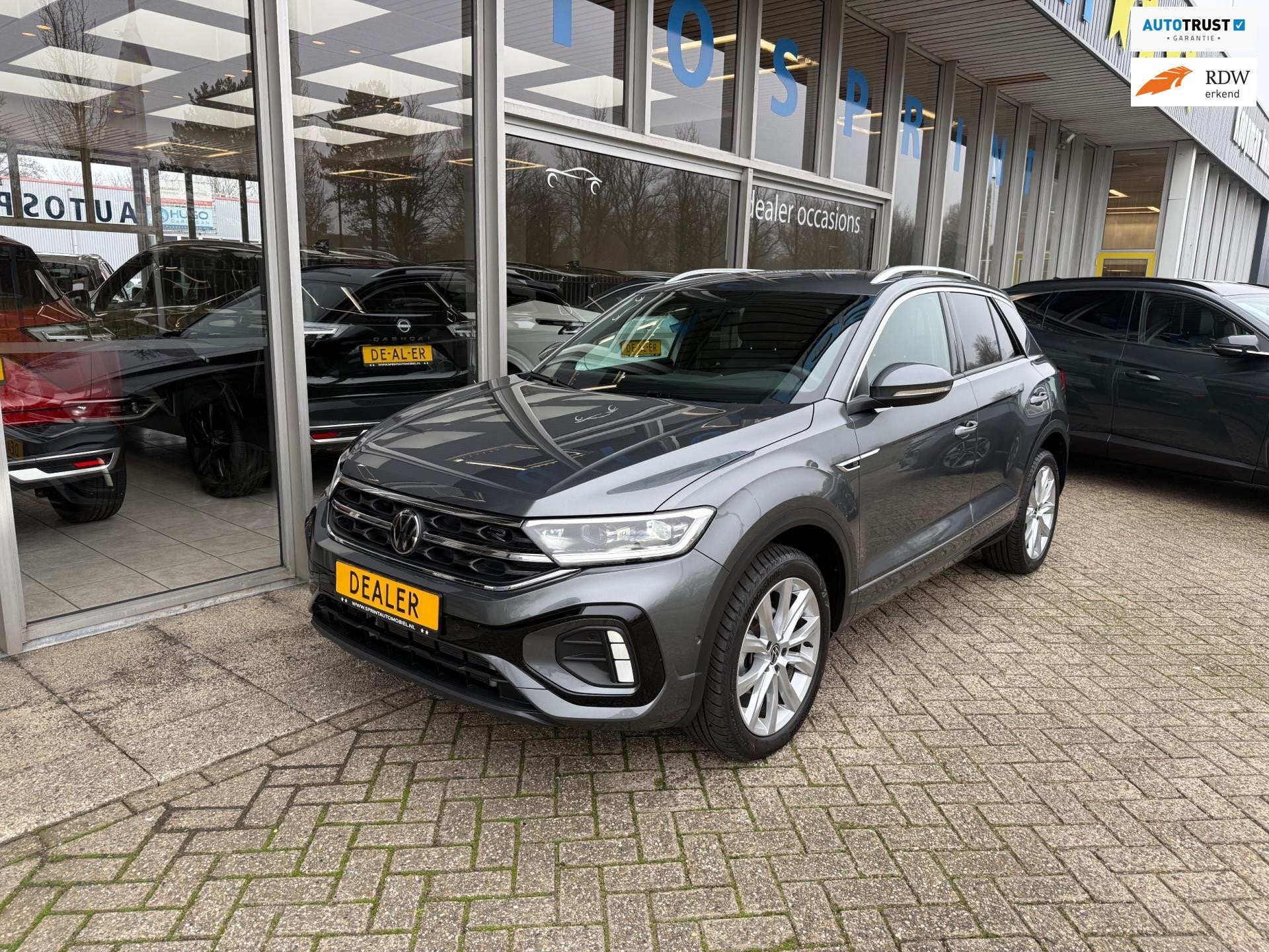 Volkswagen T-Roc 1.5 TSI R-Line Business 150PK / ACHTERUITRI, 1258 kg, 4 cilinders, 150 pk, Leder en Stof