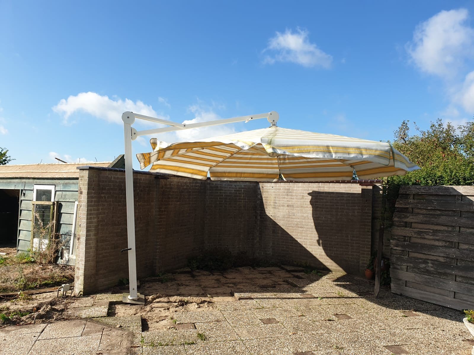 Glatz Ambiente Zweefparasol - Geel/Wit gestreept, Tuin en Terras, Parasols, Ophalen, Verstelbaar, Gebruikt, Zweefparasol