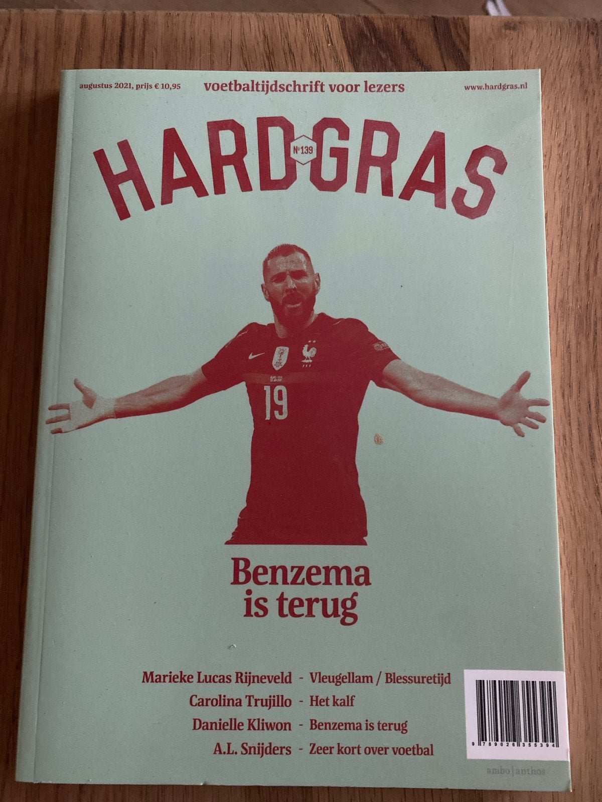 Hard Gras Voetbaltijdschrift - Benzema is terug, Boeken, Ophalen of Verzenden, Zo goed als nieuw, Overige sporten