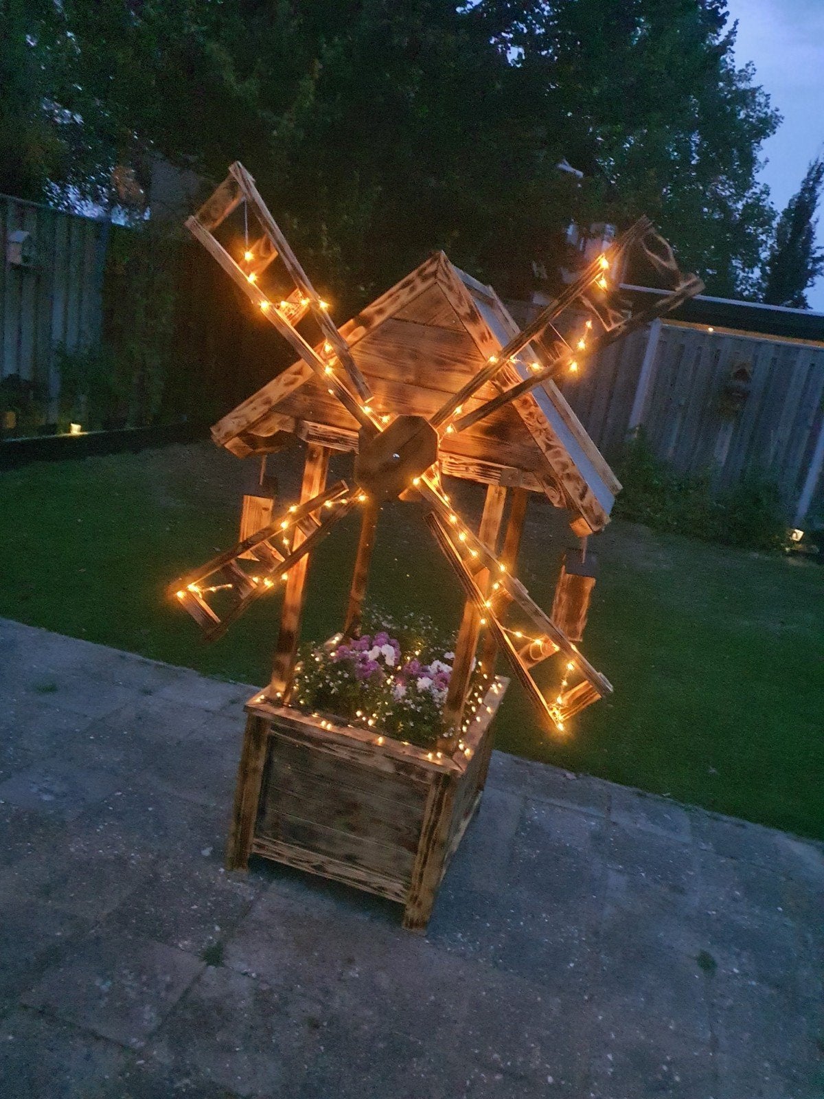 Houten windmolen met plantenbak en verlichting, Ophalen, Nieuw
