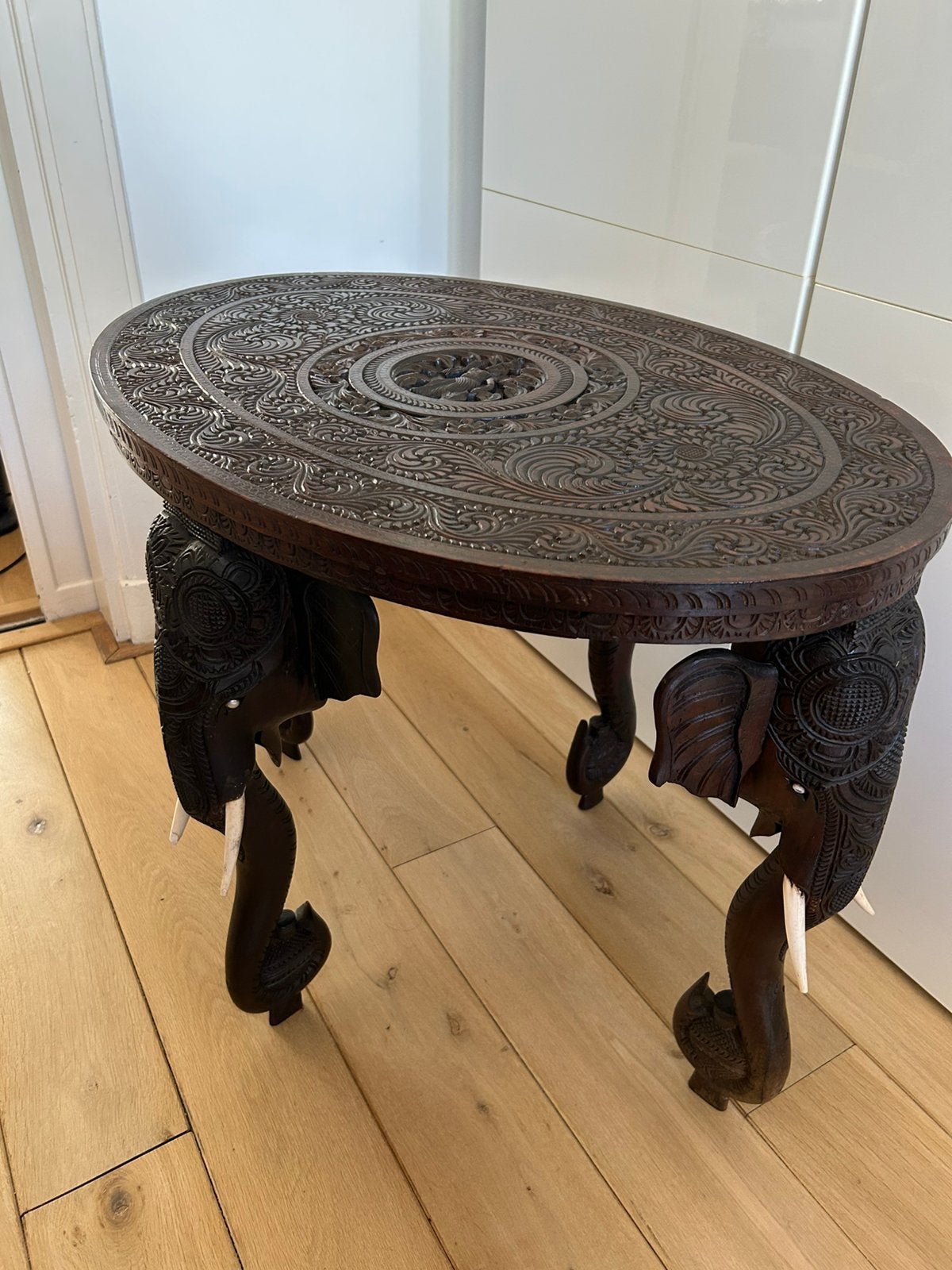 Anglo-Indische olifantentafel met Lakhsmi en veel symboliek, Ophalen