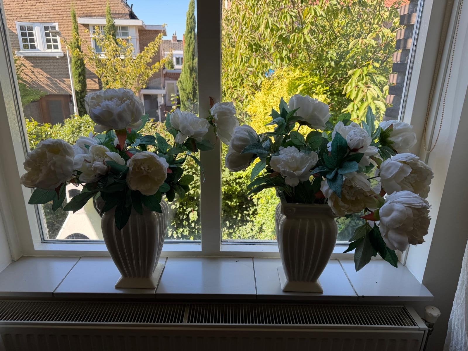 Set van 2 Crèmekleurige Vazen, Ophalen, Zo goed als nieuw, Inclusief decoratie, Beige