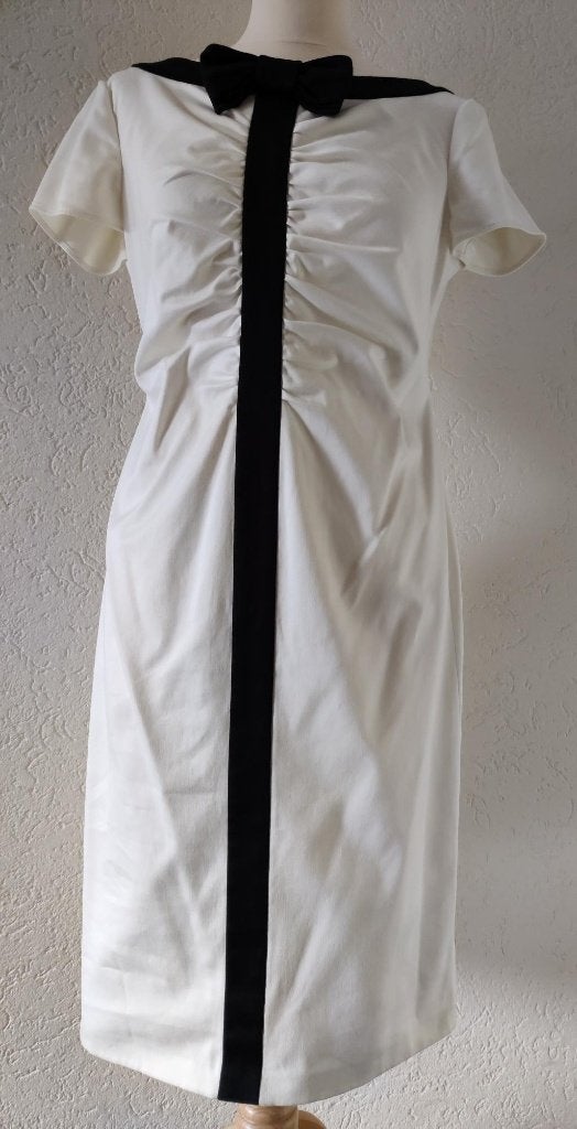 Valentino jurk crème-wit off-white met zwarte strik maat 10, Kleding | Dames, Wit, Cocktailjurk, Ophalen of Verzenden, Zo goed als nieuw