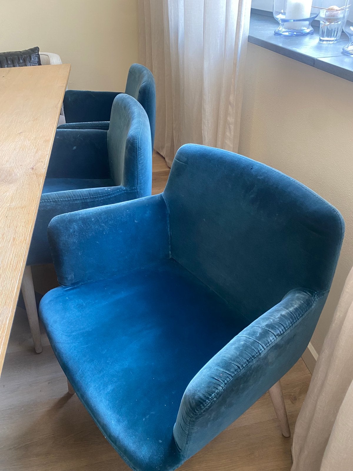 Set van 4 Bolia Blauwe fluwelen stoel met gebruikssporen, Huis en Inrichting, Stoelen, Ophalen, Gebruikt, Blauw, Eén