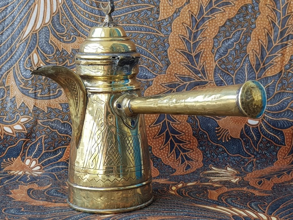 Mooie antieke Arabische koffiepot van bewerkt koper 23,8 cm.