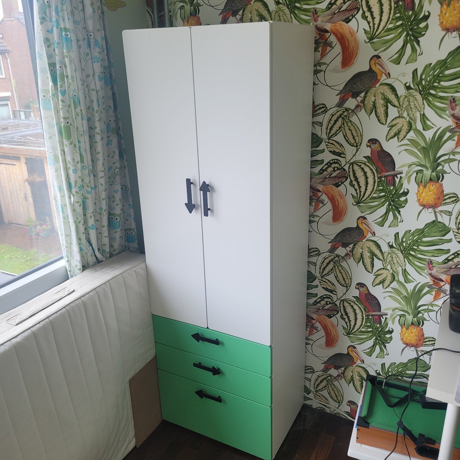 Witte kledingkast met groene lades (ikea smastad), Ophalen, Gebruikt, Met lade(s), 50 tot 100 cm
