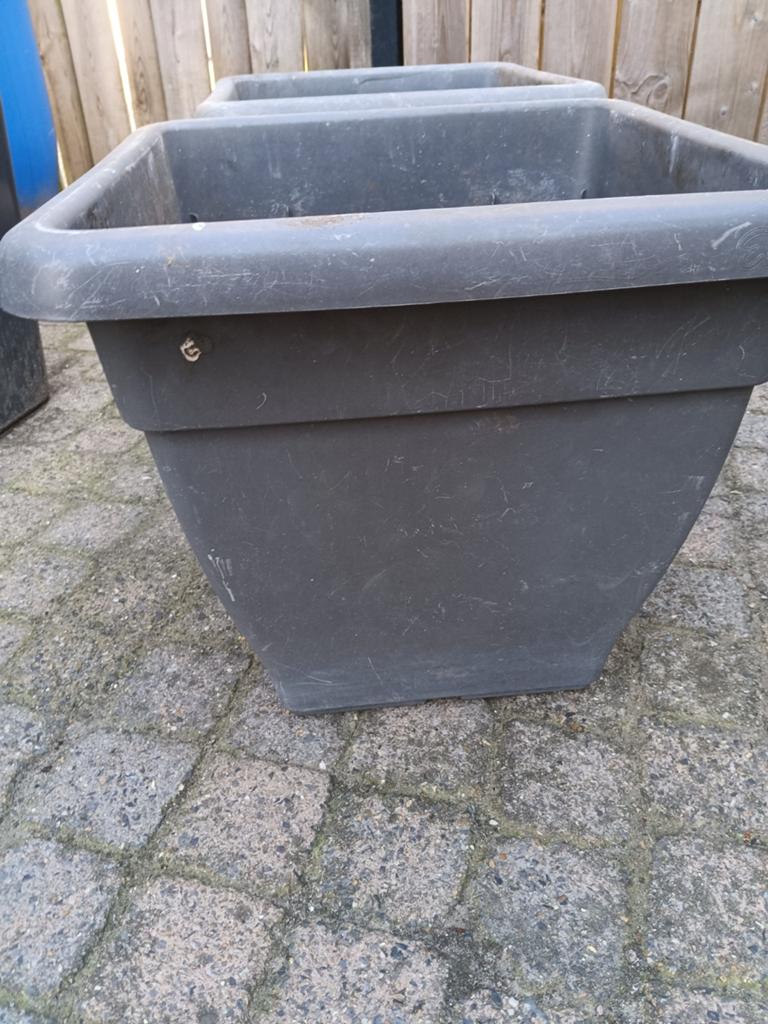 2 grote kunststof plantenbakken, Tuin en Terras, Bloembakken en Plantenbakken, Ophalen, Gebruikt, Rond, Kunststof