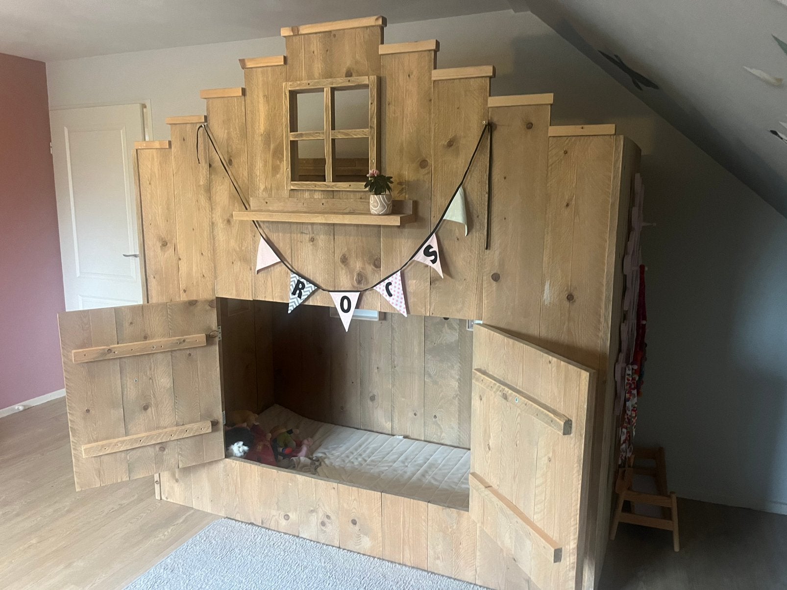 Uniek Houten Huisjesbed - Hoogslaper met Matras, Ophalen, 85 tot 100 cm, Zo goed als nieuw, Hoogslaper of Stapelbed