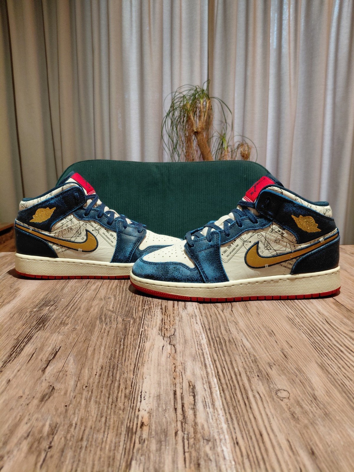 Air Jordan 1 Mid S.E. 'Take Flight Gold Swoosh' Size 38, Kleding | Heren, Schoenen, Overige kleuren, Air Jordan, Ophalen of Verzenden