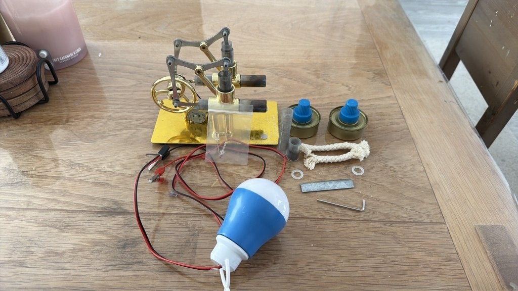 Strilingmotor en elektriciteit generator met een lampje, Ophalen, Nieuw