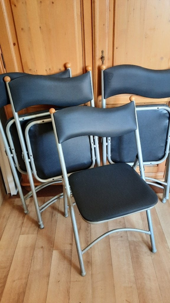 Te koop: 4 z.g.a.n. klapstoelen, Ophalen, Zwart, Zo goed als nieuw, Vier