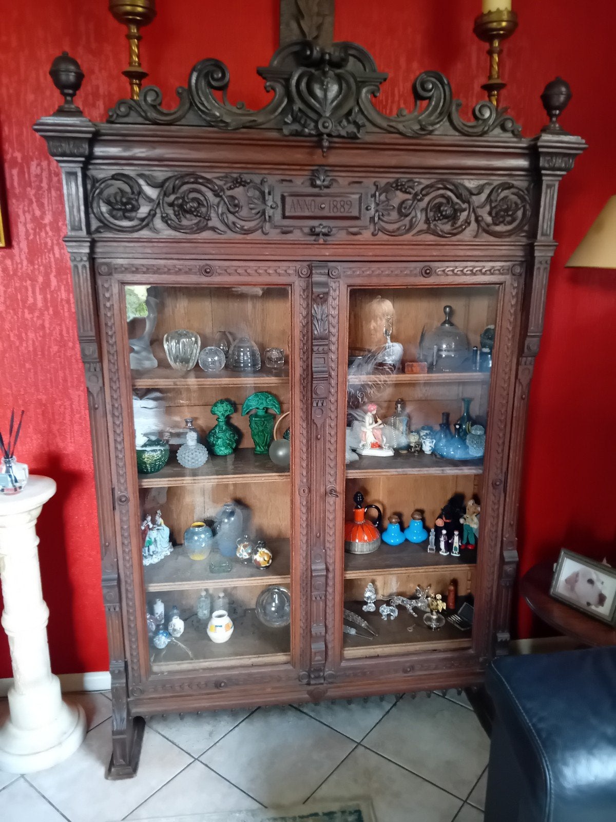 Antieke Vitrinekast uit 1882 - Prachtig Gesneden Hout, Ophalen