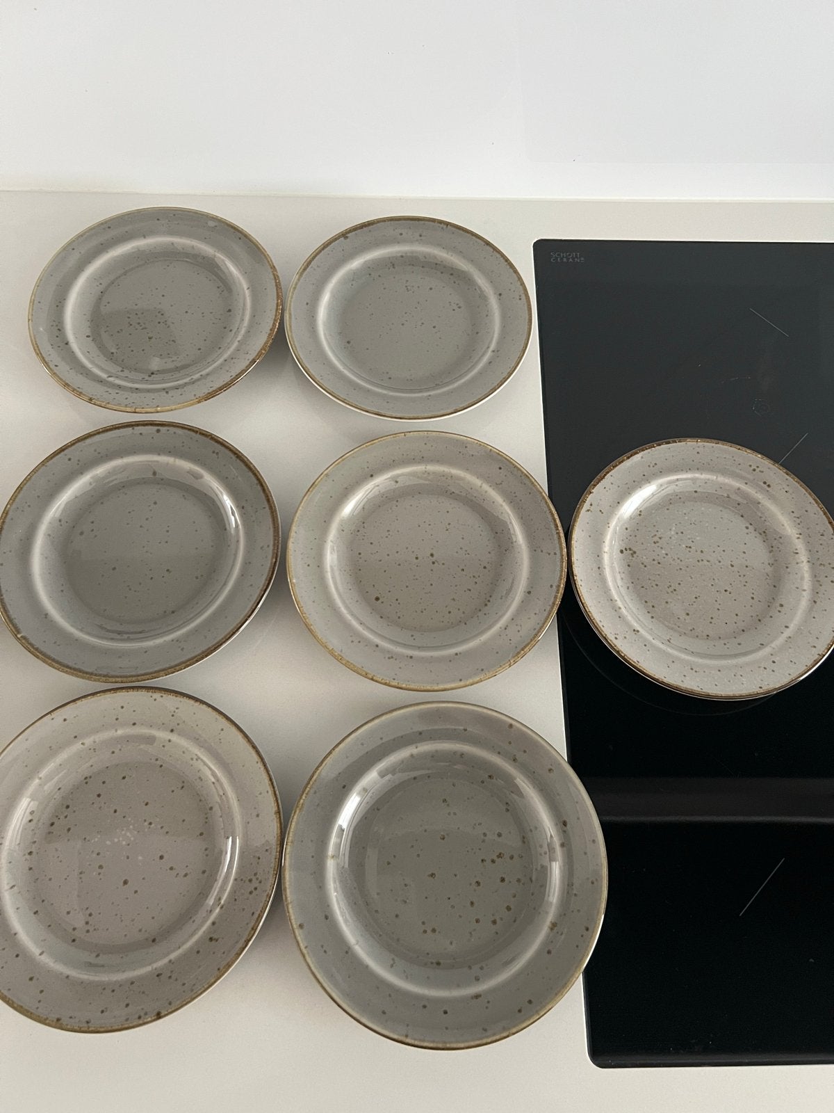 Set van 7 zware kwaliteit borden, grijs met spikkels, Huis en Inrichting, Keuken | Servies, Ophalen of Verzenden, Zo goed als nieuw