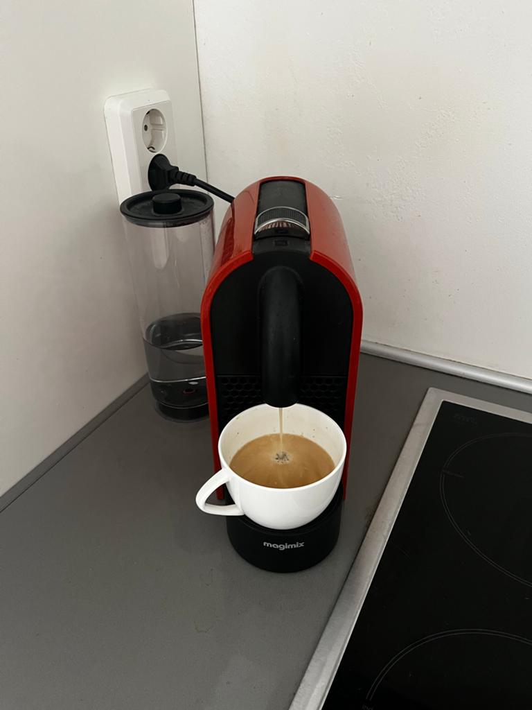 Nespresso Magimix Inissia Rood - Compacte Koffiemachine, Espresso apparaat, Ophalen of Verzenden, Zo goed als nieuw, 1 kopje