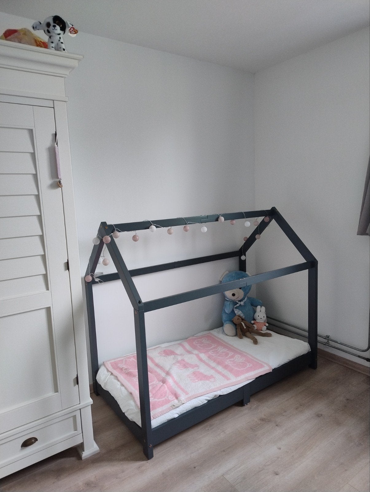 Kinderbed huisje - Donkergrijs grenenhout 140x70, Ophalen, Gebruikt, Huisbed, Montessori, 190 cm of minder