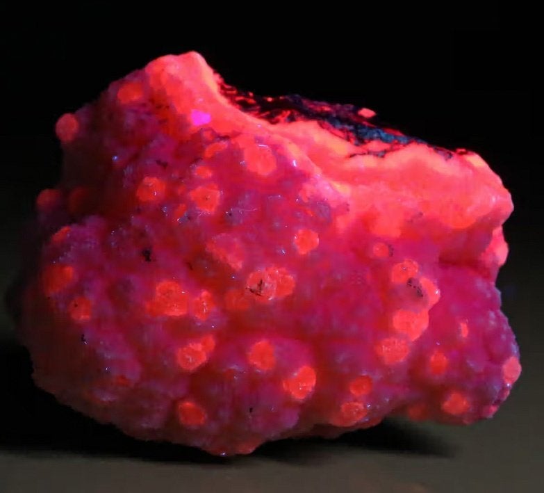 MANGANOCALCIET kristal cluster UV uit Zuid-Afrika., Ophalen of Verzenden, Mineraal