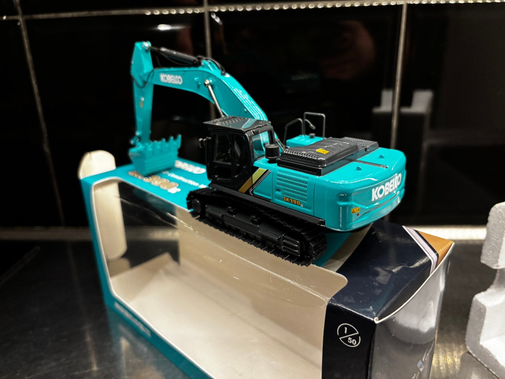 Kobelco SK390LC 1:50 in doos geen Conrad / NZG, Ophalen of Verzenden, Nieuw, Hijskraan, Tractor of Landbouw, Conrad