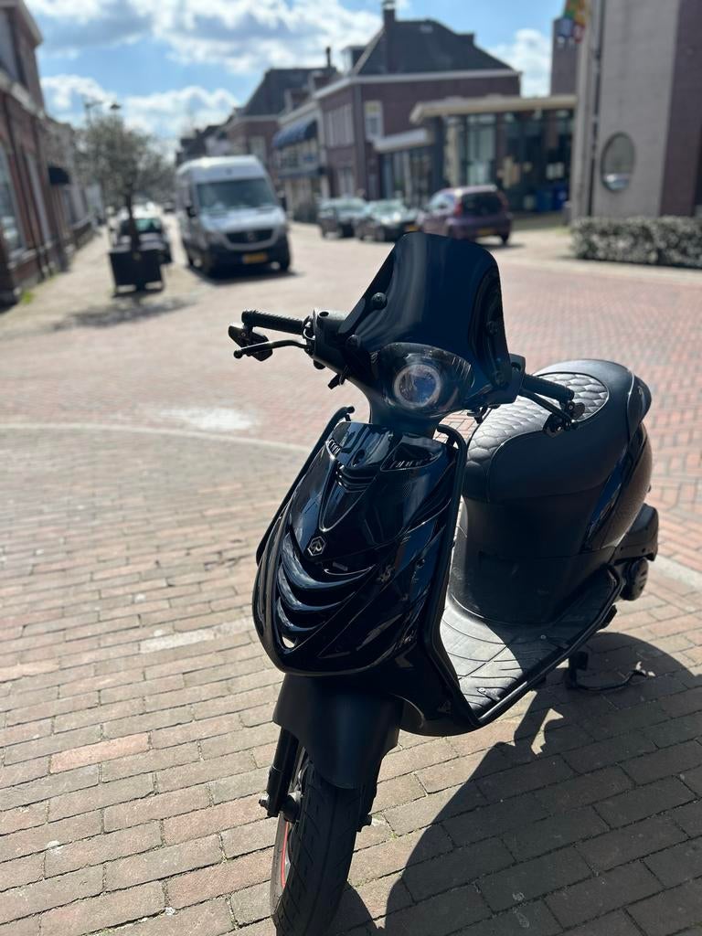 Zwarte Piaggio Zip Scooter - Zo goed als nieuw, Fietsen en Brommers, Scooters | Piaggio, Maximaal 45 km/u, Zip, Ophalen of Verzenden