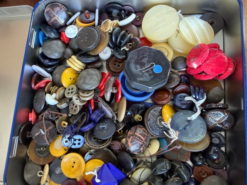 Grote verzameling vintage knopen in diverse kleuren en maten, Ophalen of Verzenden, Zo goed als nieuw, Knoop of Knopen