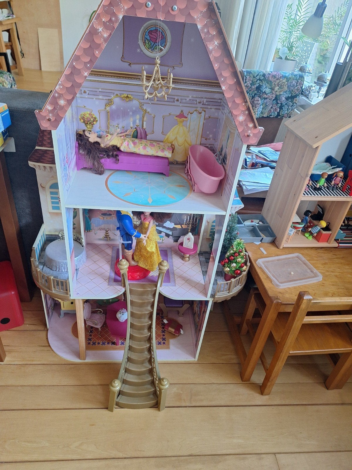Groot poppenhuis met meubels en poppen, Ophalen of Verzenden, Gebruikt, Poppenhuis