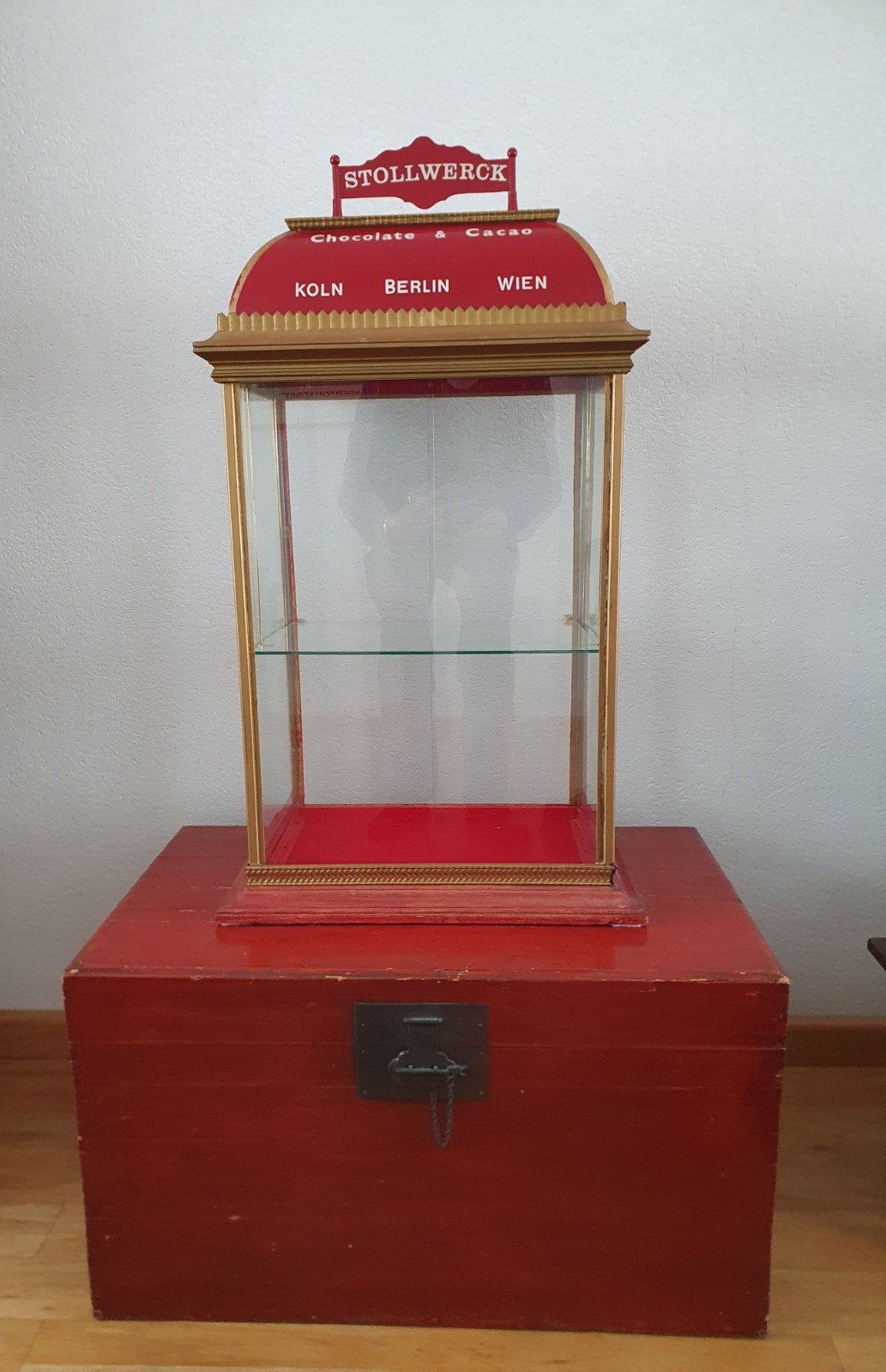 Stollwerck vitrinekastje met antieke Kist., Ophalen, Minder dan 50 cm, Gebruikt, 50 tot 100 cm
