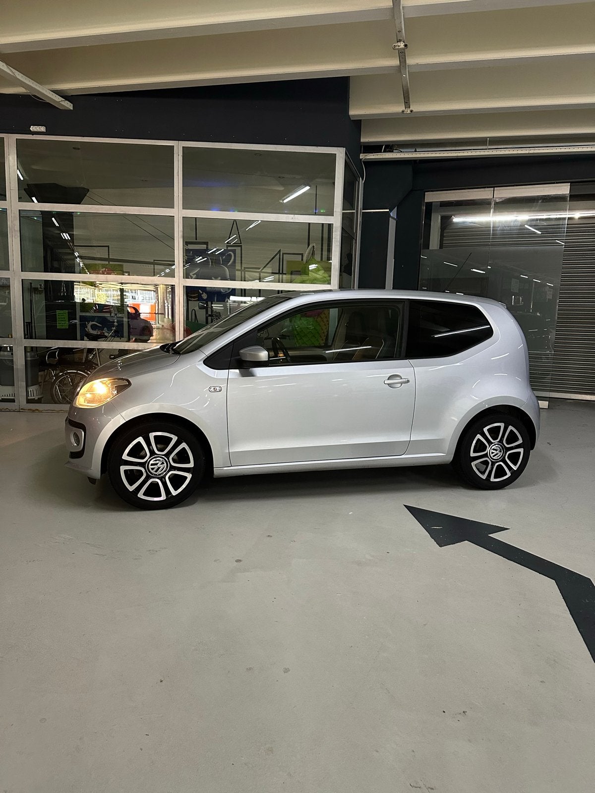 Foto 3 van Volkswagen up! 1.0 55KW AUT 2012 Grijs