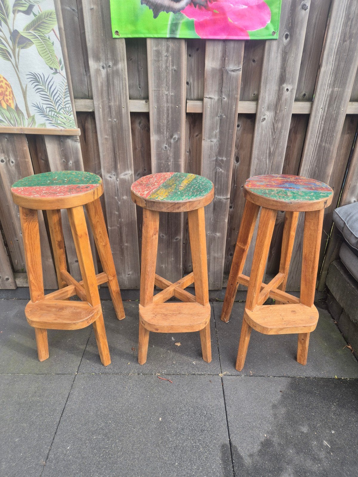 3 Teak Houten Barkrukken met Gekleurde Zitting, Ophalen, Met voetsteun, Zo goed als nieuw, 3 krukken