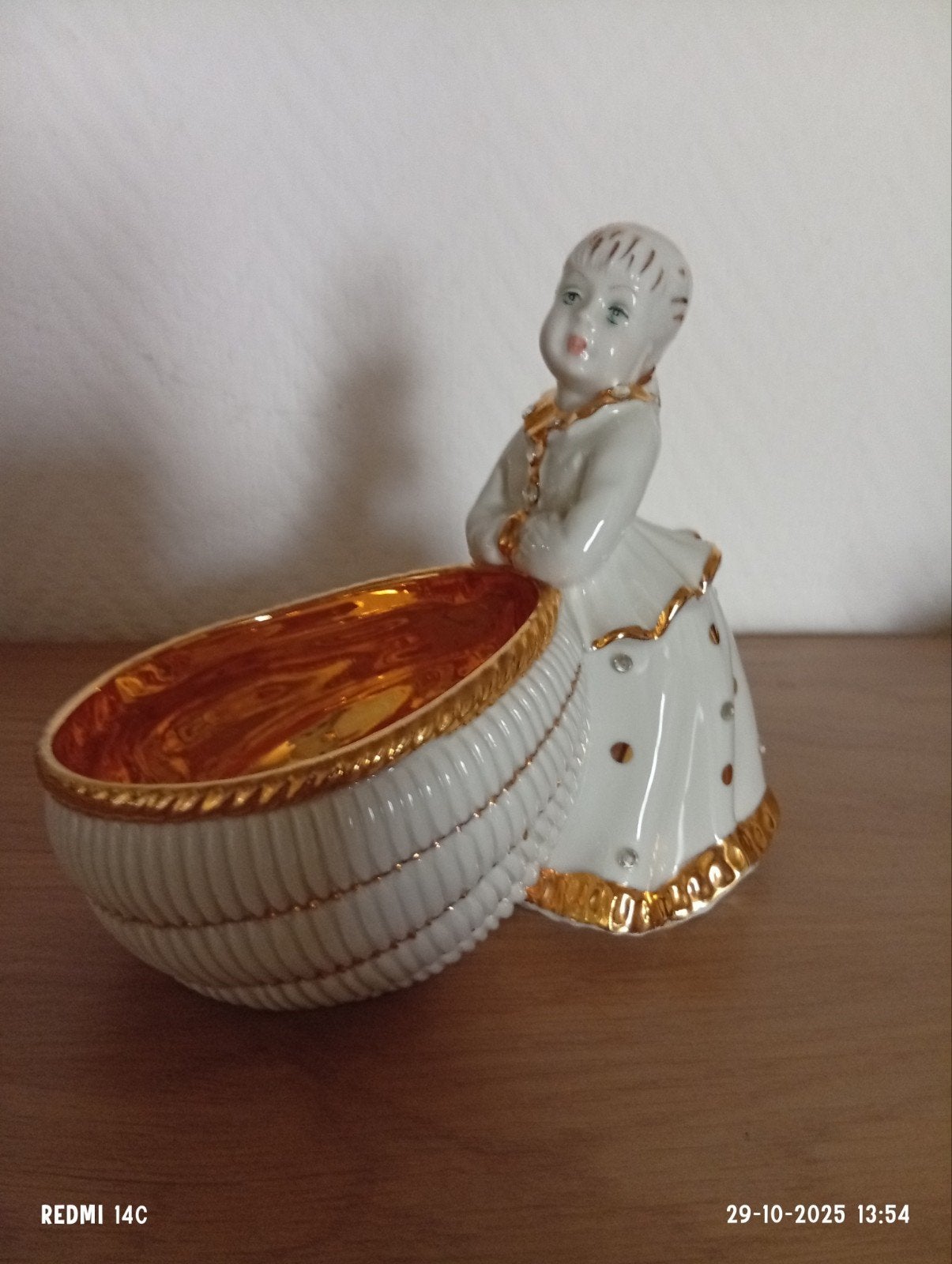 Capodimonte beeldje met mandje - Porselein, Antiek en Kunst, Ophalen of Verzenden