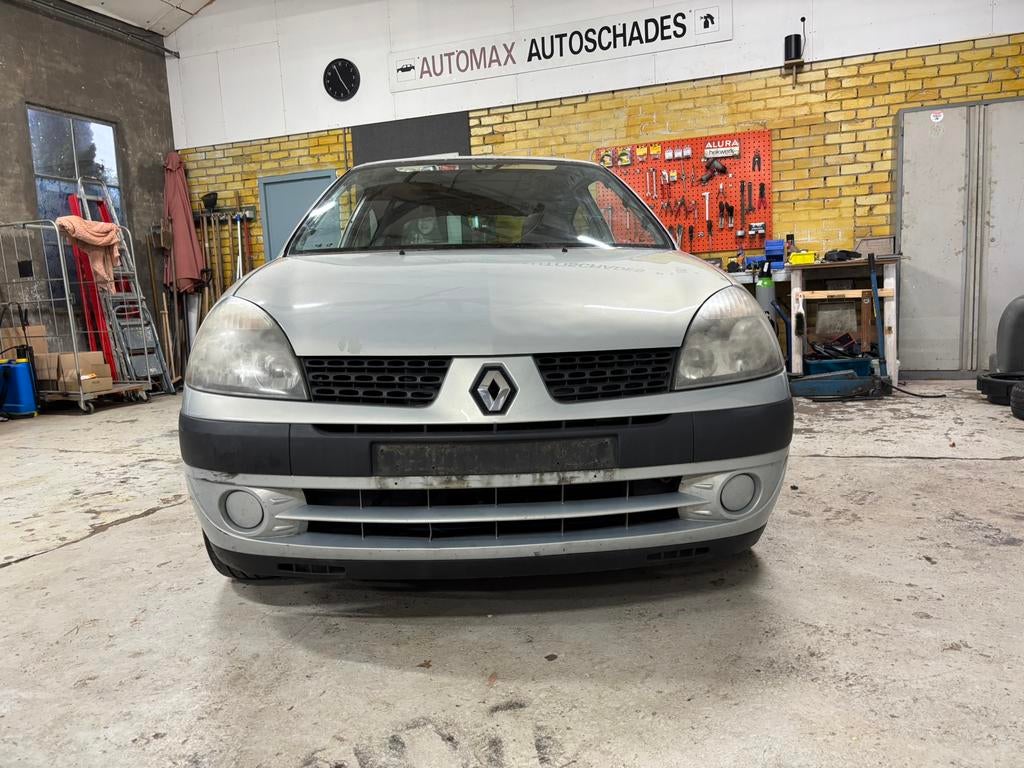 Voorbumper Renault Clio II, 2002, grijs, Auto-onderdelen, Carrosserie en Plaatwerk, Ophalen, Gebruikt, Bumper, Renault