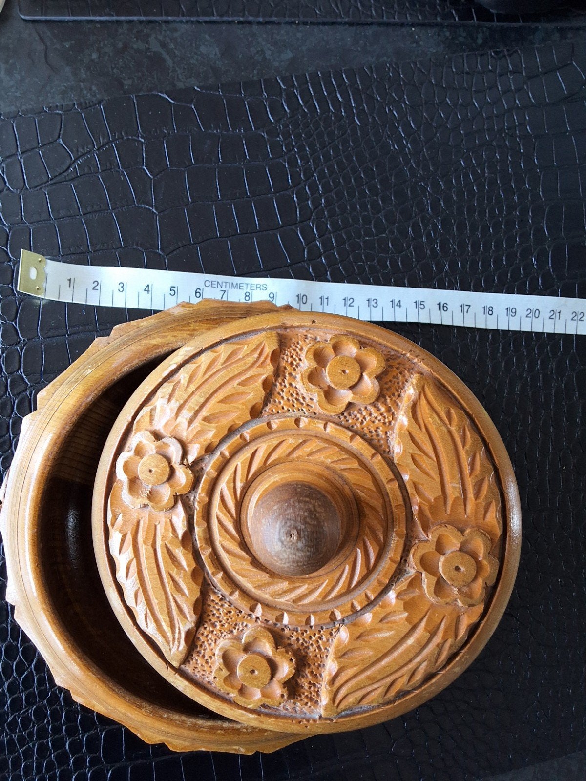 Houten doosje met gesneden bloemmotief, Ophalen of Verzenden