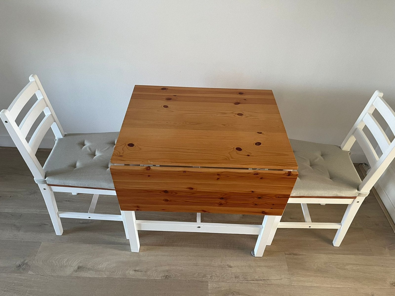 Dining table with two chairs, Ophalen, Zo goed als nieuw, Rechthoekig, 50 tot 100 cm