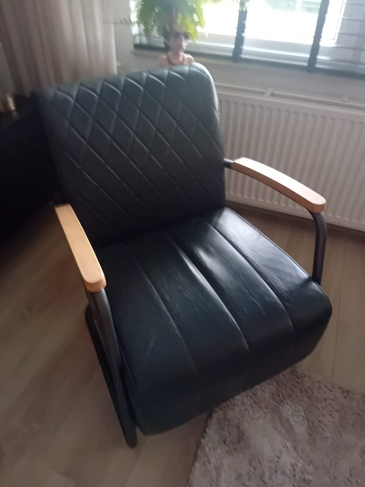 Industriële fauteuil – zwart met houten armleuningen, Ophalen, Zo goed als nieuw, Minder dan 75 cm, 50 tot 75 cm