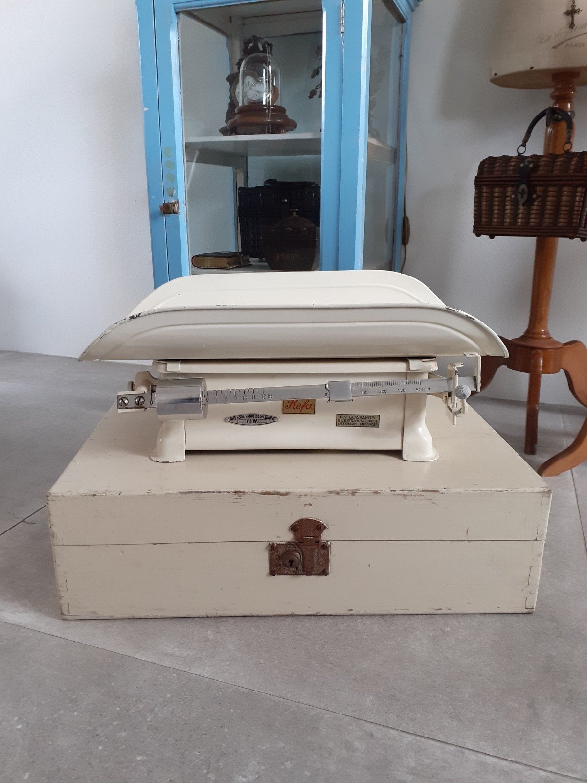 Oude weegschaal met oude kist 1952, Antiek en Kunst, Curiosa en Brocante, Ophalen of Verzenden