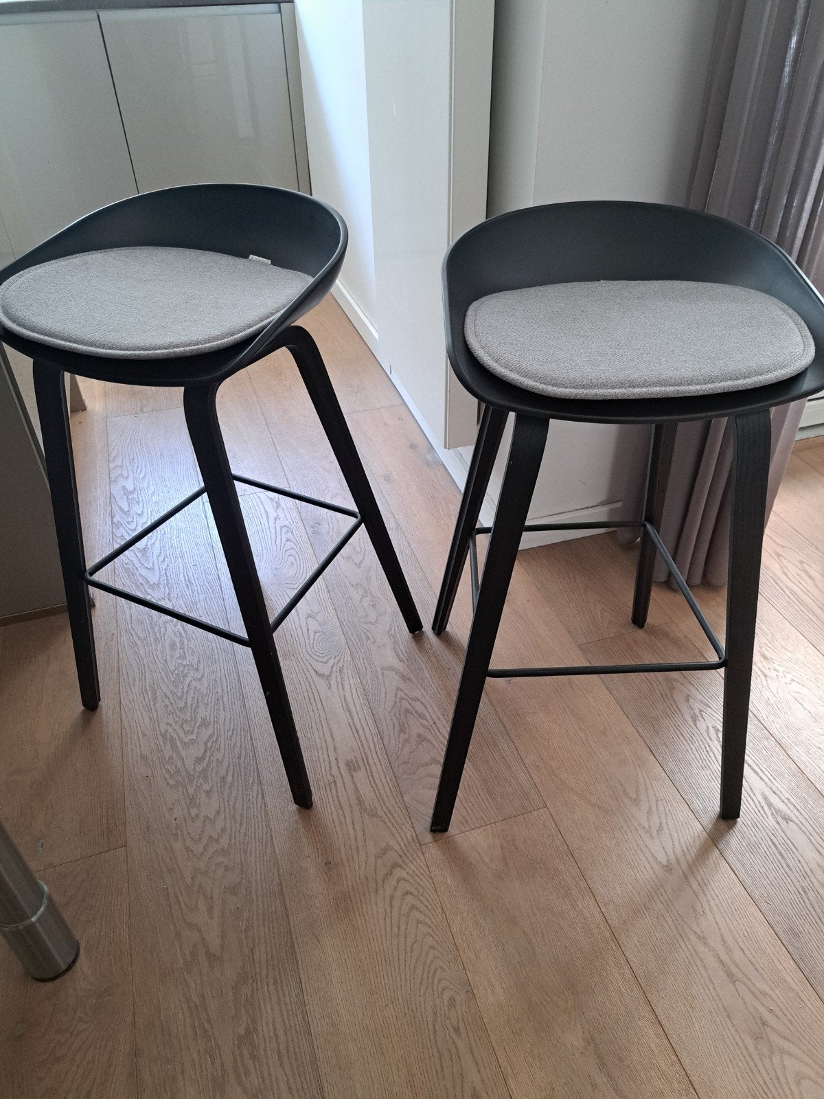 2 Zwarte Hay barkrukken AAS32 met grijze kussentjes (73 cm), Huis en Inrichting, Ophalen of Verzenden, Zo goed als nieuw, Hout