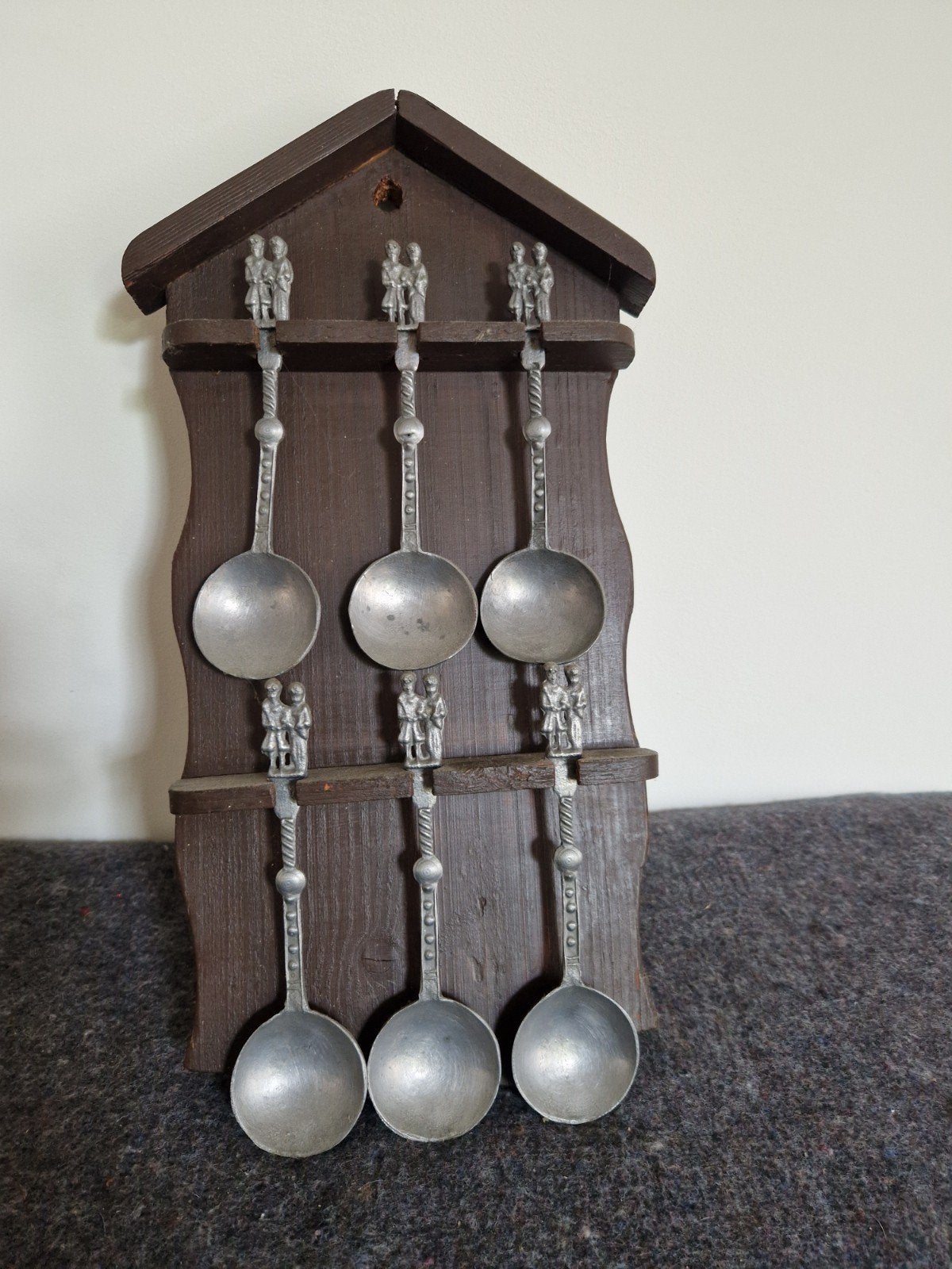 Vintage tinnen lepels aan houten rekje - 6 stuks, Antiek en Kunst, Antiek | Bestek, Ophalen of Verzenden