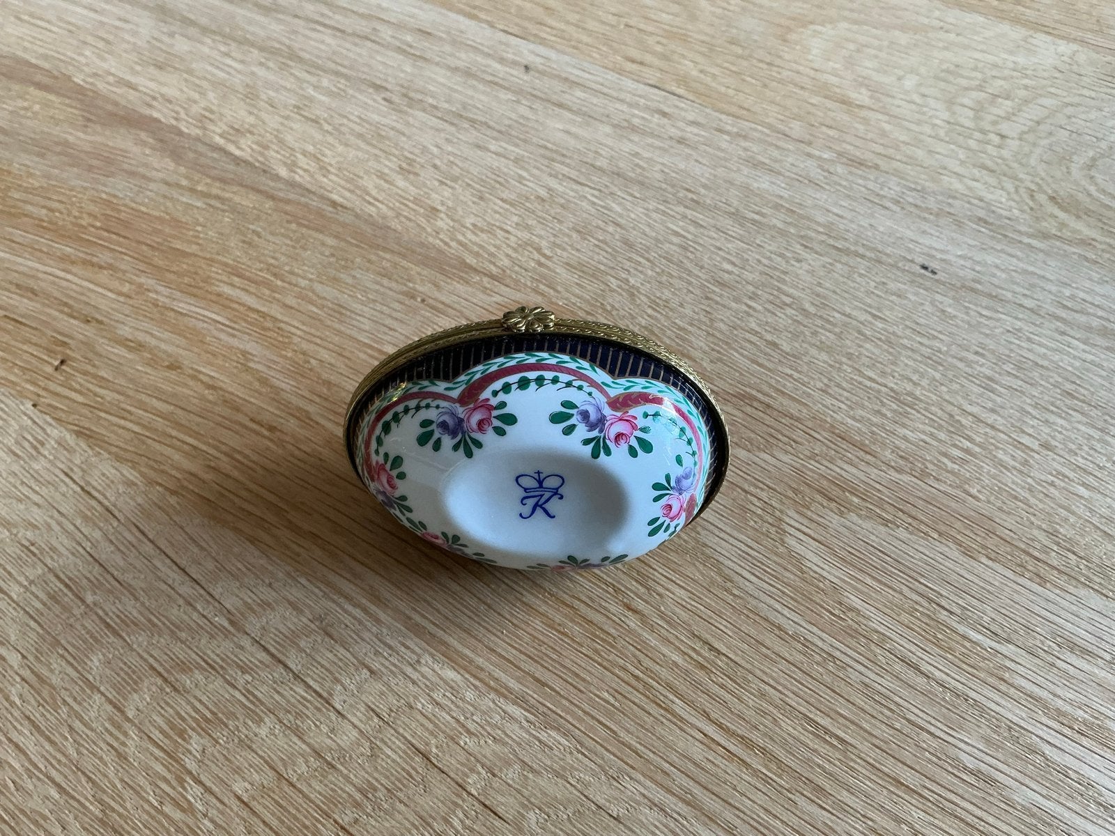 Vintage porseleinen ei met bloemmotief en messing rand, Ophalen of Verzenden